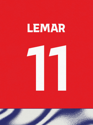 Dorsal de color rojo con el nombre 'Lemar' y el número 11 en blanco, sobre un borde inferior con patrón ondulado azul y blanco.