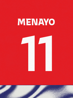 Dorsal de color rojo con el nombre 'Menayo' y el número 11 en blanco, sobre un borde inferior con patrón ondulado azul y blanco.