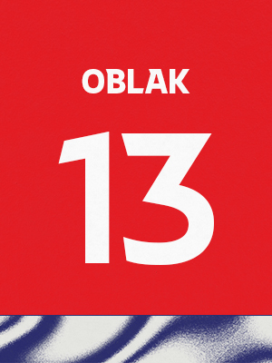Dorsal de color rojo con el nombre 'Oblack' y el número 13 en blanco, sobre un borde inferior con patrón ondulado azul y blanco.