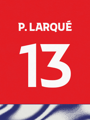 Dorsal de color rojo con el nombre 'Plarque' y el número 13 en blanco, sobre un borde inferior con patrón ondulado azul y blanco.