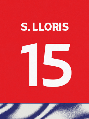 Dorsal de color rojo con el nombre 'S.Lloris' y el número 15 en blanco, sobre un borde inferior con patrón ondulado azul y blanco.
