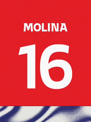 Dorsal de color rojo con el nombre 'Molina' y el número 16 en blanco, sobre un borde inferior con patrón ondulado azul y blanco.