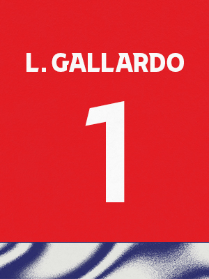 Dorsal de color rojo con el nombre 'L. Gallardo' y el número 1 en blanco, sobre un borde inferior con patrón ondulado azul y blanco.