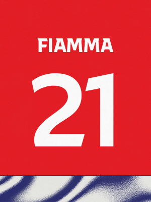 Dorsal de color rojo con el nombre 'Fiamma' y el número 21 en blanco, sobre un borde inferior con patrón ondulado azul y blanco.