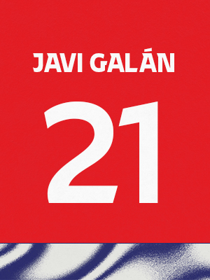 Dorsal de color rojo con el nombre 'Javi Galán' y el número 21 en blanco, sobre un borde inferior con patrón ondulado azul y blanco.