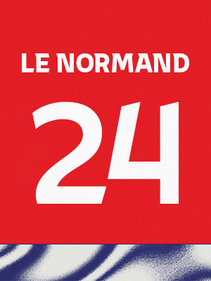 Dorsal de color rojo con el nombre 'Le Normand' y el número 24 en blanco, sobre un borde inferior con patrón ondulado azul y blanco.