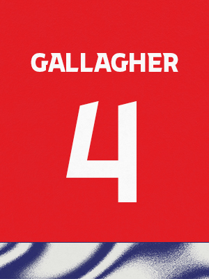Dorsal de color rojo con el nombre 'Gallagher' y el número 4 en blanco, sobre un borde inferior con patrón ondulado azul y blanco.