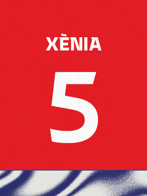 Dorsal de color rojo con el nombre 'Xenita' y el número 5 en blanco, sobre un borde inferior con patrón ondulado azul y blanco.
