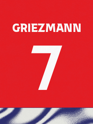 Dorsal de color rojo con el nombre 'Griezmann' y el número 7 en blanco, sobre un borde inferior con patrón ondulado azul y blanco.
